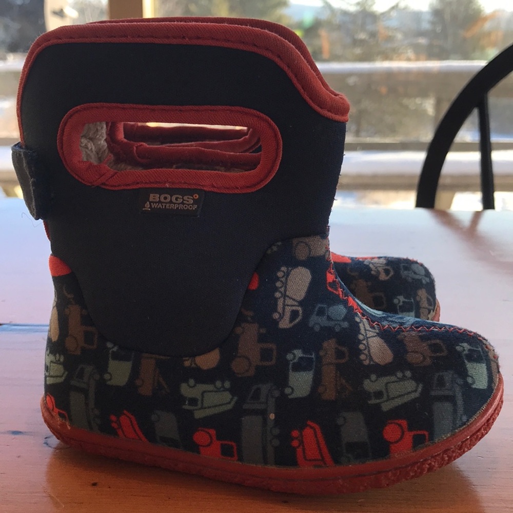 Baby bogs trucks size 7